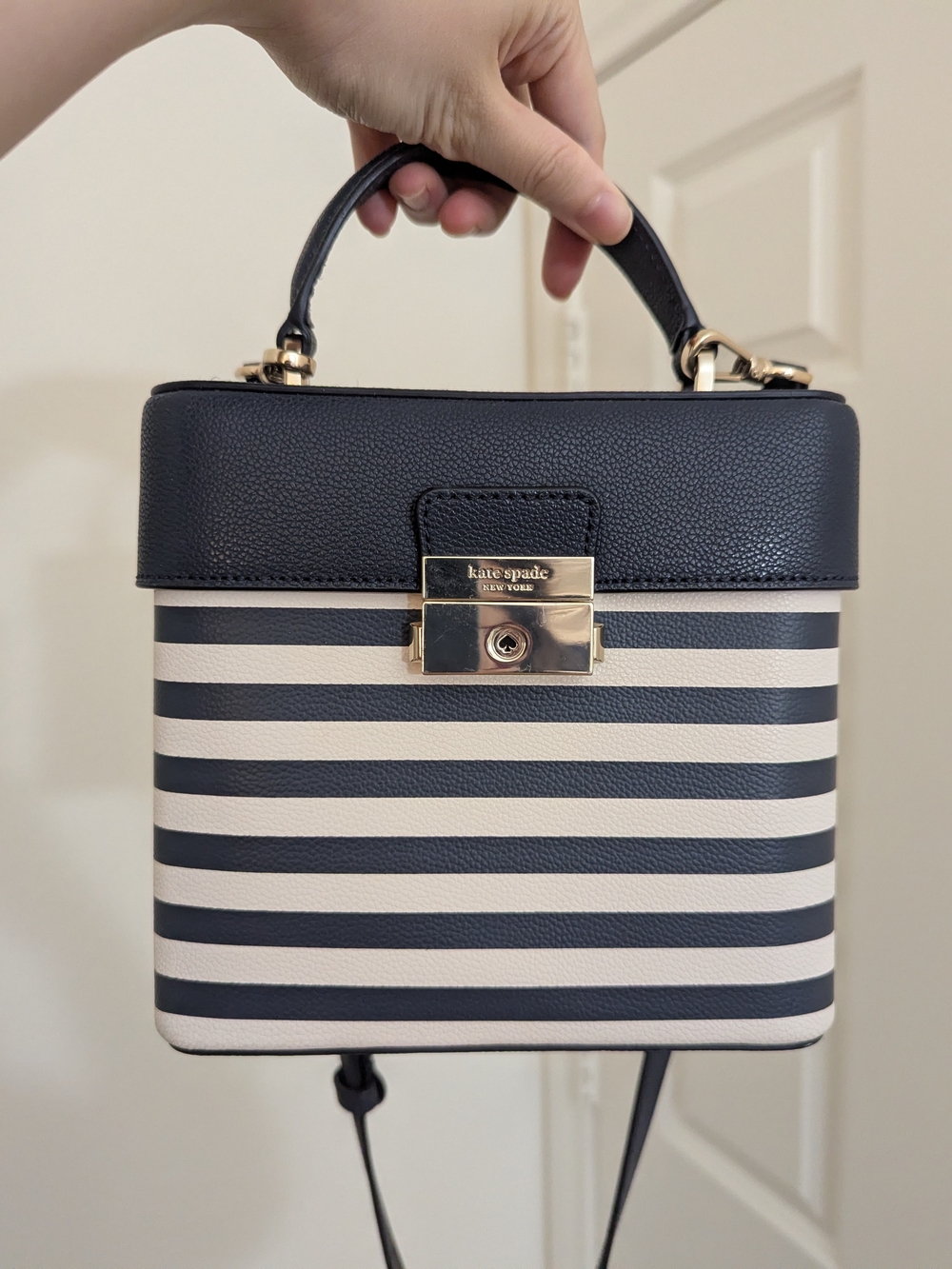 Pre-Owned Very Good Kate Spade Voyage Stripe Small Top Handle Bag K7743 with tag